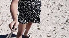 Симпатичный транс в мини-платье гуляет на публике в высоких сандалиях и горячей тугой заднице