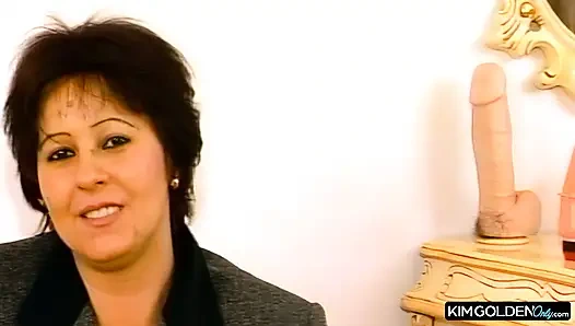 Geile Bruenette testet dicke Dildos