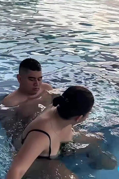 我發現我的朋友在泳池邊和我一起自慰