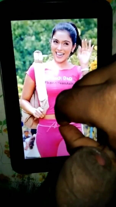 Ključni trenutak iz "Asin Naara mundaaikku en kanji (asin sexy cum tribute)"