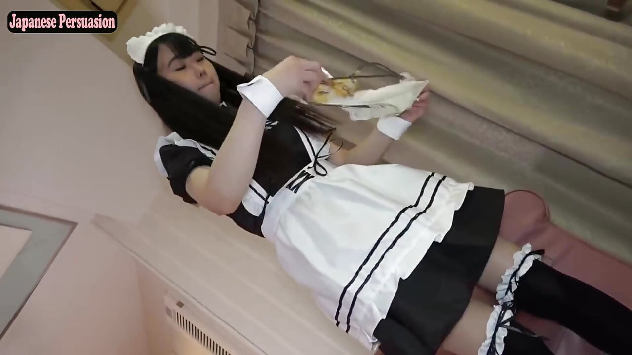 Former Cafe Girl Returns in Costume, Natural Charm and Pale Beauty Create a Striking Private Moment