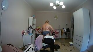 La suocera pulisce la stanza nuda