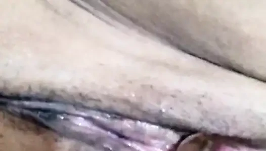 Istri latina pertama kali muasin memeknya pakai dildo