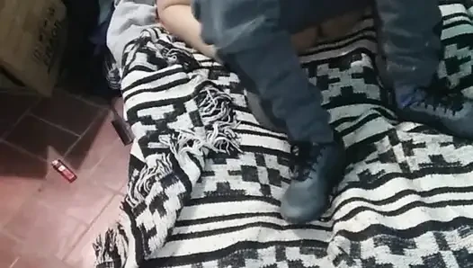 Mädchen mit Montano Kleid mit der Matratze auf dem Boden
