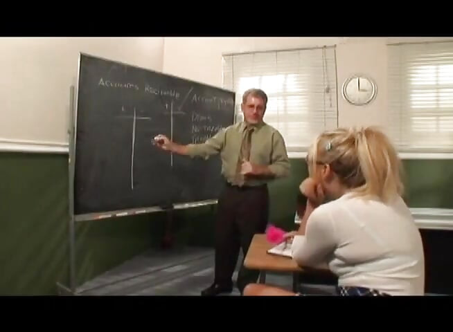 Ο γέρος δάσκαλός μου με γαμάει