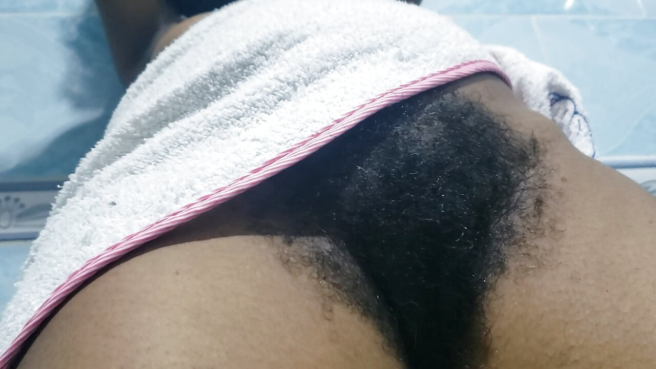 Fiatal természetes szőrös csaj a fürdőszobában természetes vonzerővel, intim légkörrel és lágy, érzéki jelenléttel