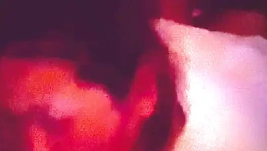 Ich lutsche meinen freund, während mein mann in mich stößt.