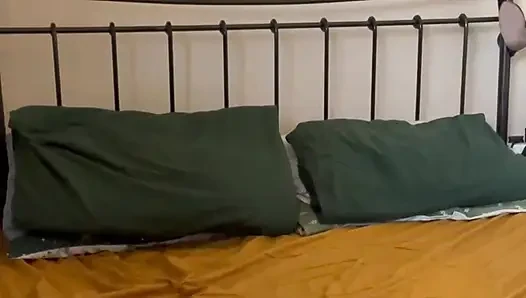 Çok güzel saten siyah boğucu mini elbiseli kusursuz beyaz karşı konulmaz cilt ve mükemmel amcık
