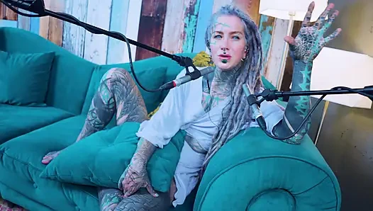 Ich spreche über H - Glück - ASMR podcast SFW spricht goth dünnes mädchen dreadlocks tattoo-modell inked mädchen