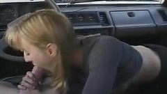 Cô ấy làm cho một nghỉ ngơi tại nơi làm việc và thổi một vòi nước trong xe hơi