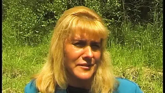 Cewek dewasa rambut pirang dengan memek berbulu bersenang-senang di luar ruangan