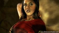 印度异国情调的舞蹈仪式暴露在宝莱坞裸体中