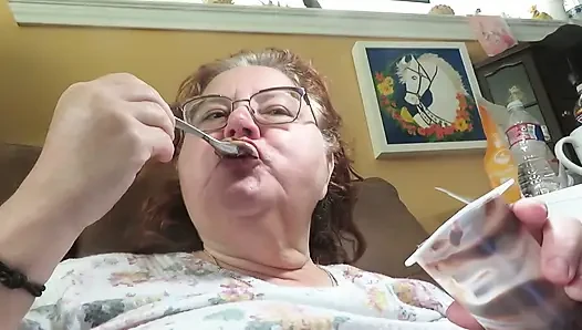 Siz besleyiciler için puding fincanımı yiyorum