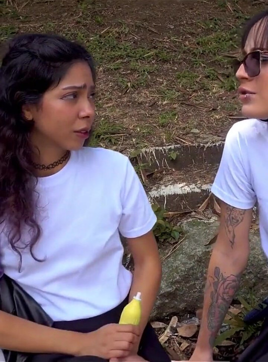 내 반항적 인 친구는 수업에서 탈출 나를 가져옵니다, 우리는 가위를 재생 재미있다.