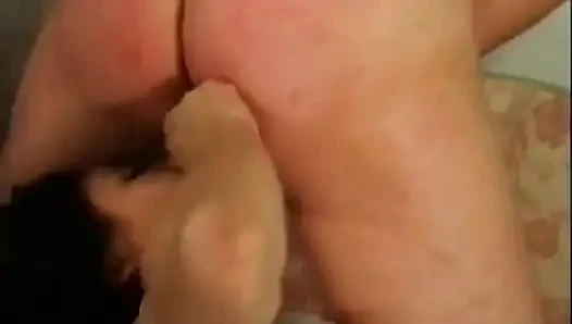 Amcığını yalatarak uyanıyor.