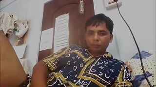 Индийский кроссдрессер в любительском видео.