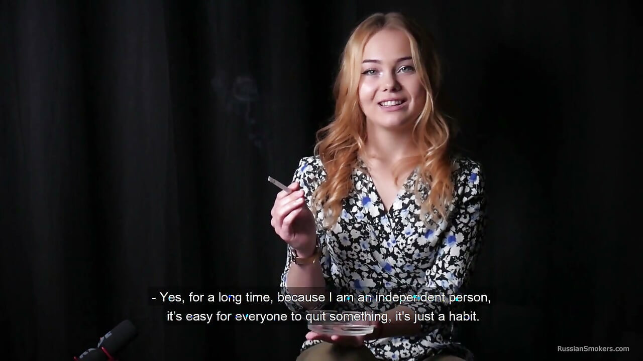 Sladká ruská dívka kouří cigaretu v přírodě