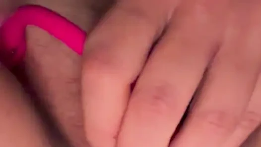 Жена лижет задницу, из нее стекают соки из киски