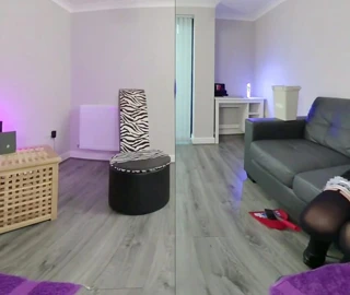 Ev hizmetçisi gövde bebeği Johnny'yi sikiyor