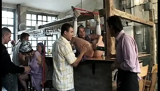 Kızıl saçlı Alman genç erkek avcısı barda büyük yarağa biniyor