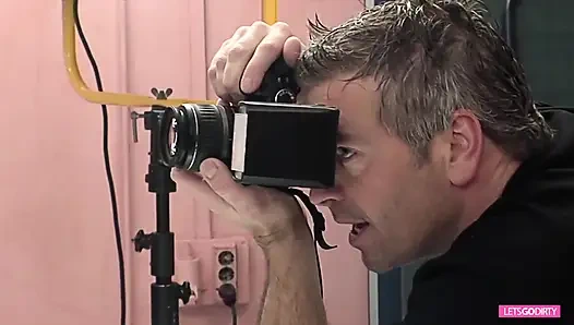 Büyük memeli orta yaşlı seksi kadın göğüslerinin her yerine püskürtülür