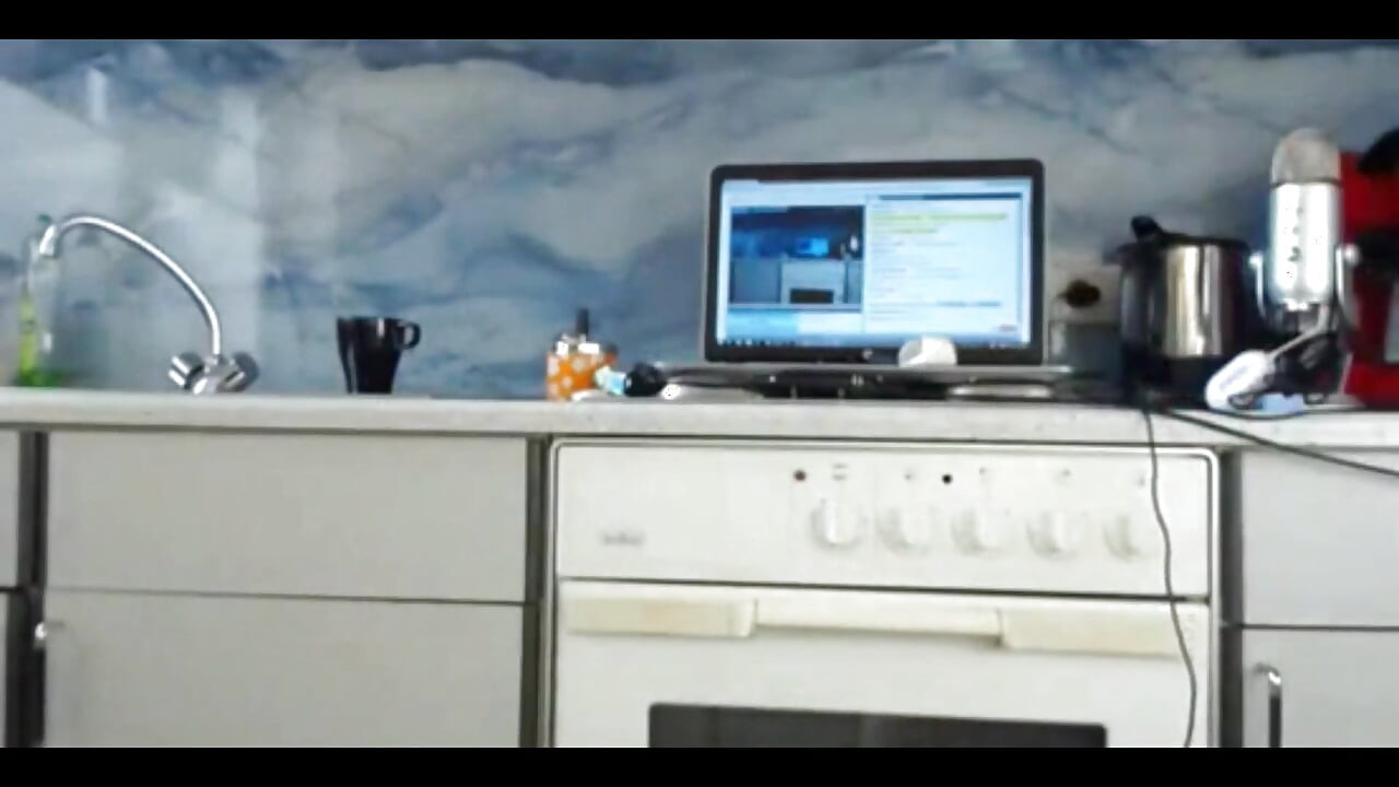 סקסידאה לוהטת מציגה תחת בשידור חי במצלמת רשת