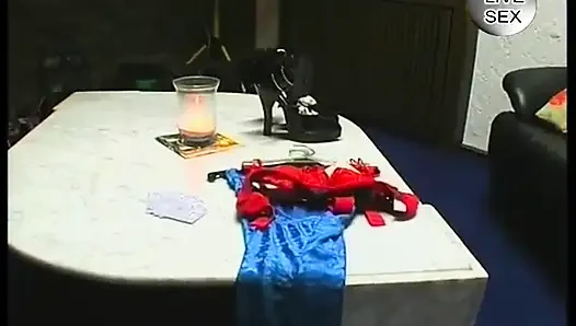 Tenli sürtük amını gözlüklü dildoyla tatmin ediyor
