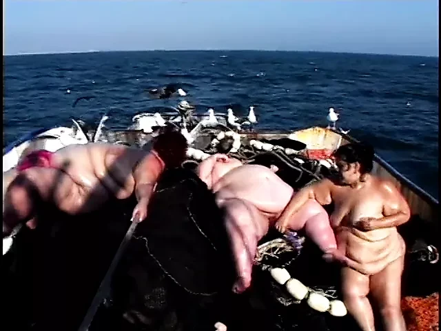 Sừng bbw cứu hộ quái nhau trên boong với đồ chơi