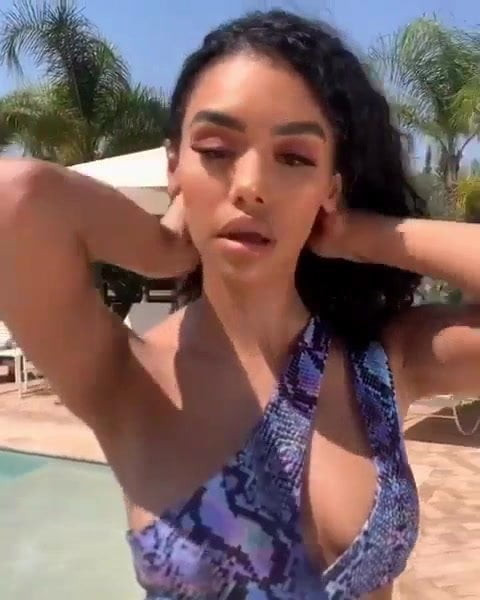 Chicas modelando vestidos 8