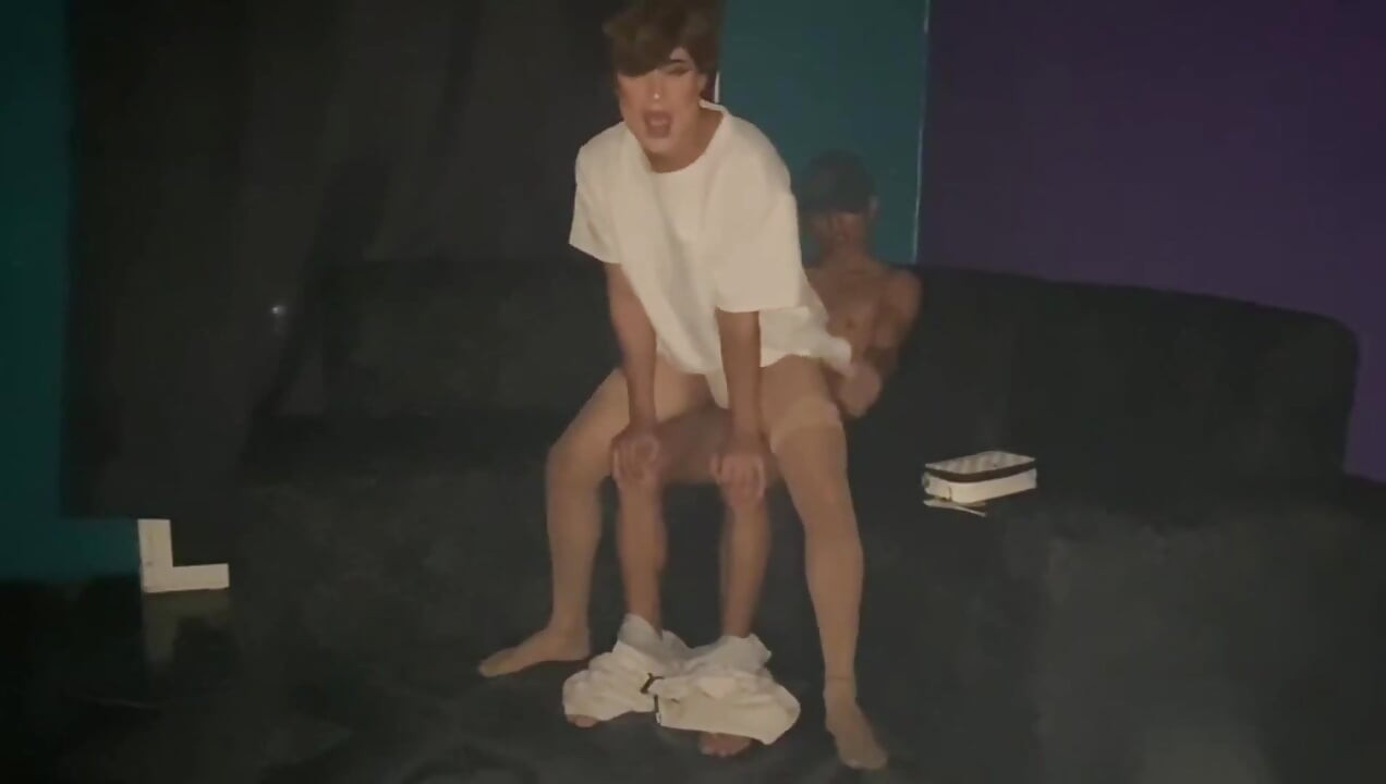 Femboy je sama kod kuće i zove čoveka koga je upoznao na grindr