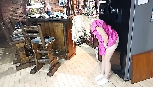 Трахаю вахту, пока мой бойфренд наблюдает