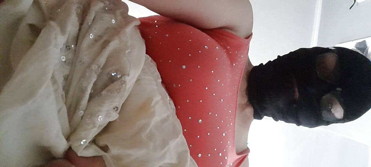 I’m taking a risk and jerk off my clitoris under my skirt at the office