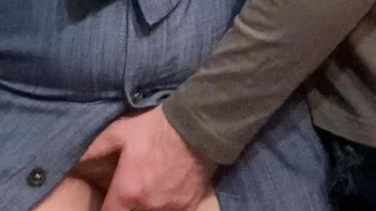 Tocar coño afeitado debajo del vestido en el metro