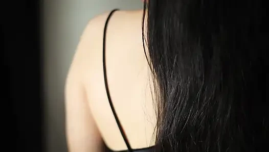 glattes und sexy weißes indonesisches mädchen zieht sich um