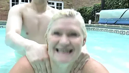 Fick mit vollbusiger heißer frau im schwimmbad