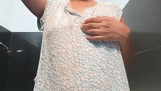 Wanita Sri Lanka merayu pasangannya melalui panggilan video sampai orgasme hanya dengan toket besar dan memek basah