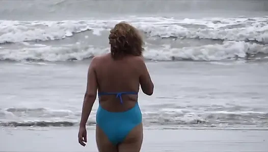 Ich filme meine stiefmutter am strand und ich masturbiere, sie bittet mich, zu kommen, sie will es sehen.