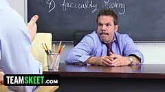 Slutty tonåring nicole ferrera suger lärare under skrivbordet