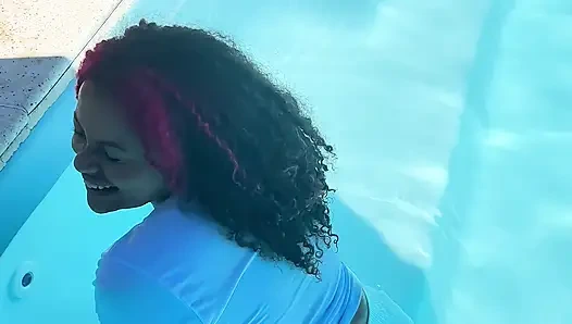 Molliges mädchen furzt laut mit albernen, albern gesichtern