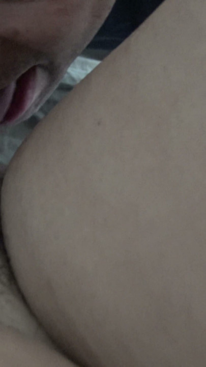אמא חורגת סוטה מכריחה את הבן החורג ללקק את הכוס הבוגר שלה | קליפ 1