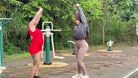 Yogalehrerin Anitta Miller nutzt die Begeisterung von jeniferPlay aus