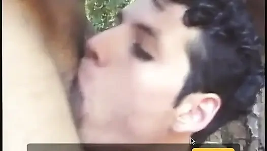 Dua cewek latina seksi lagi asik nyepong kontol pria mereka di hutan