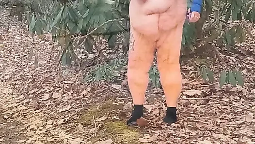 Ormanda çıplak dolaşıyor