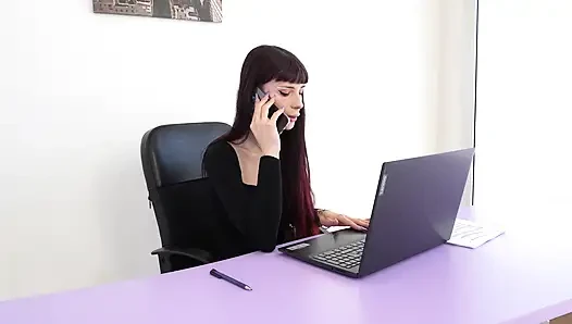 Akuntan seksi ini pengen dibantuin sama kuli bangunan sampai lubang pantatnya menganga lebar