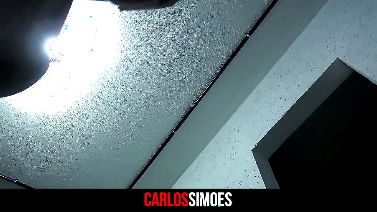 大きなお尻を持つホットなブルネットが恋人の大きくて太いチンポに座り、トゥワークします