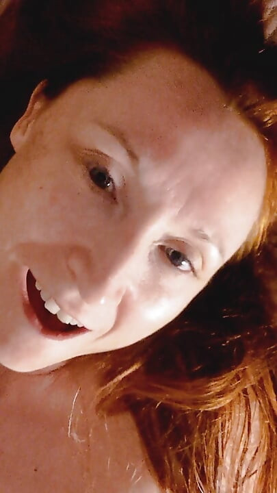 GEILE BUTTPLUG-MILF ZEIGT IHRE TITTEN UND IHRE NASSE MUSCHI