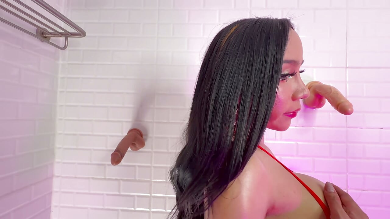 Ladyboy Lydia 대물 자지, 단단한 가슴, 간호사 유니폼과 사정.
