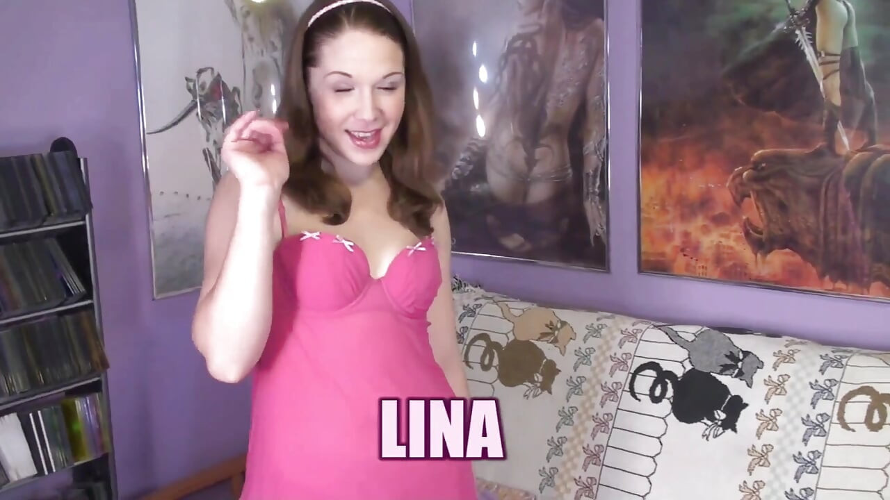 Brunette studente Lina neukt haar speeltje
