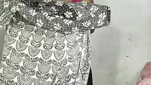 Karada domaltarak otururken kötü sikişiyor hintçe sesli sert sikiş