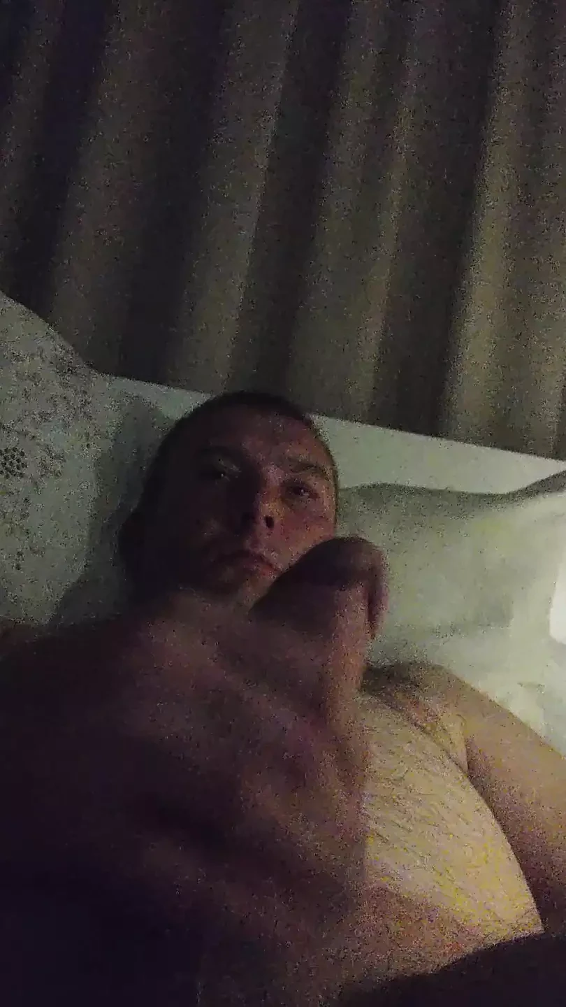 Chico heterosexual en pantalones cortos se masturba con masturbador 4
